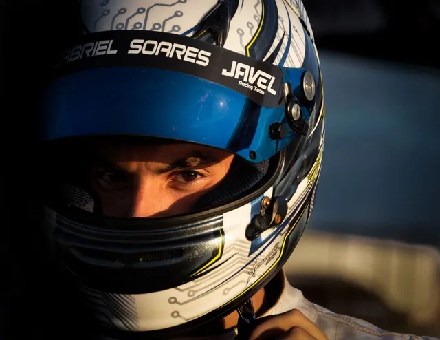 Capacete de kart do Gabriel com as marcas Gabriel Soares e Javel